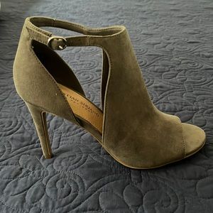 Christian Siriano gray peep toe heels. Size 7